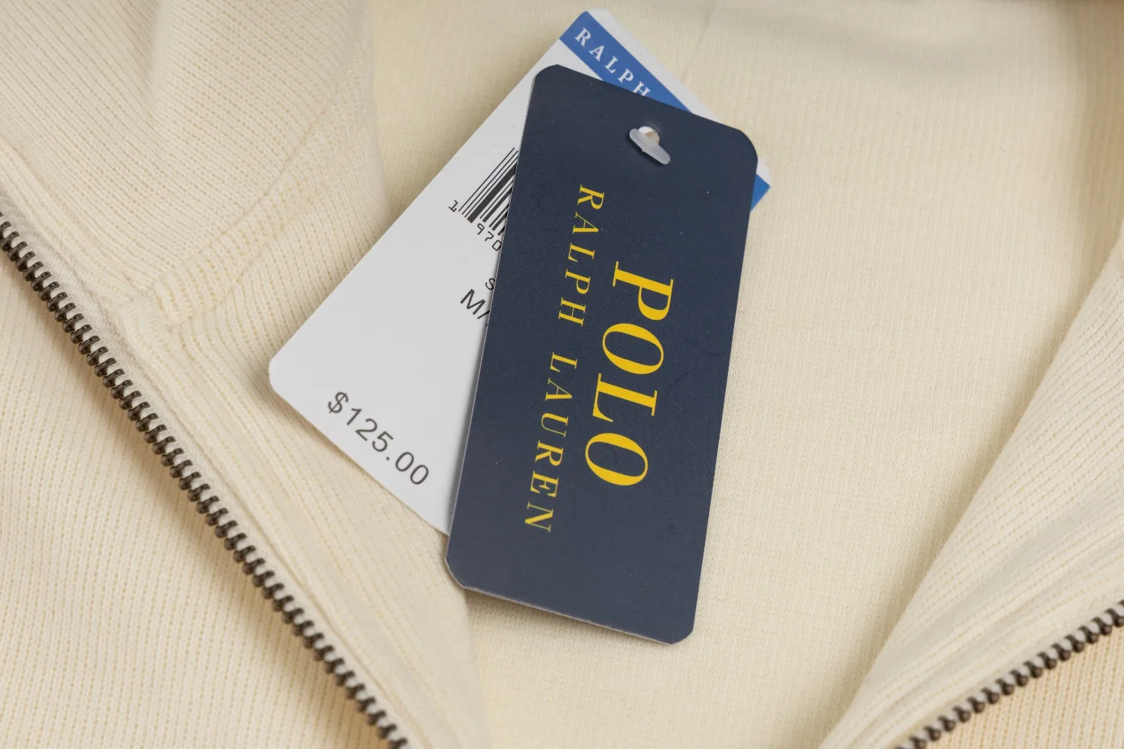 P230 #R97 Ralph lauren twelve-color embroidered pony logo half-zip high-neck long-sleeved knitted sweatshirt. The same style for men and women. The new half-zip sweatshirt for couples to wear in autumn is here! This kind of sweatshirt is really popular this year, even more popular than the hooded sweatshirt. Open the zipper and it can be used as a large lapel, which makes it more fashionable. The color of the classic design of the little war horse on the chest is matched with the embroidery. The simple zipper design echoes the brand logo, so you don’t need to match too much. The sweater version is loose enough! The fabric is custom-woven and dyed 100 cotton. 320g high gram weight 100% cotton knitted cotton with a certain thickness. The fabric is soft and comfortable, and the three-dimensional fabric is full of texture. The stitching is three needles and five threads, which is beautiful and strong. The pattern is also good. Although it is loose, it does not look bulky! - It is not a popular color scheme on the street. The color is pure and highly recommended. The upper body has a particularly high rate of turning heads. Loose style. Big drop shoulder OS style. Same style for men and women. Couple wear. Versatile and practical! Color: Gray, navy, khaki, green label, oatmeal brown label, apricot, black, army green, burgundy, pink, dark gray, light blue, white. Size: S M L XL Length: 70/72/74/76 Bust: 53.5/55.5/57.5/58.5 Shoulder width: 44/45/46/47 Sleeve length: 61/62/63/64